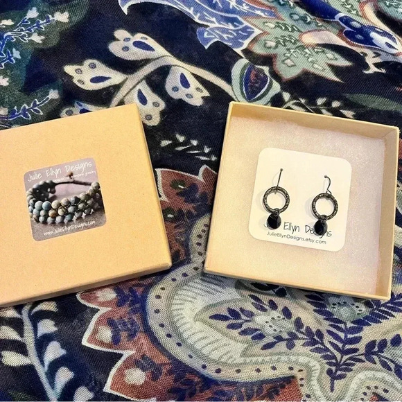 Julie Ellen Designs dangle Earrings - Picture 3 of 4